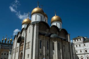 Успенский собор на Соборной площади Московского Кремля.