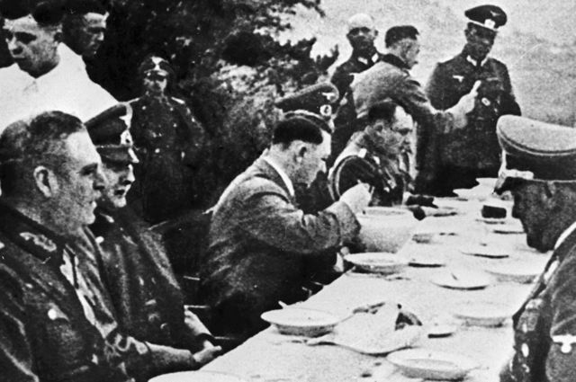 Адольф Гитлер и его окружение за обедом. 01.06.1939 г.