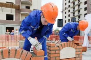 43 тыс. евро в год - средняя зарплата рабочего в Германии.