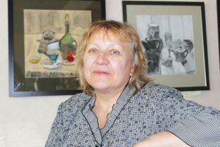 Елена Выборнова в живописи – новичок. На заднем плане – её картины.