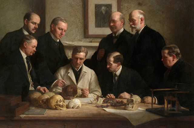 Ученые вокруг черепа «пилтдаунского человека». Картина Джона Кука, 1915.