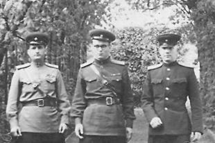 Николай Ганул (в центре) вместе со своими однополчанами во время службы в Группе советских войск в Германии.