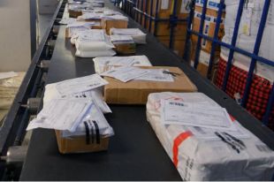 Проверка международных почтовых отравлений в аэропорту.