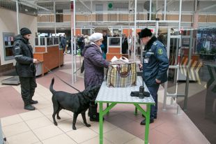 Лучше при себе иметь чеки на товары.