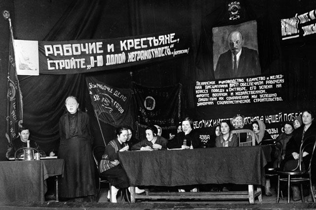 Надежда Крупская выступает на собрании общества «Долой неграмотность». 1927 год.