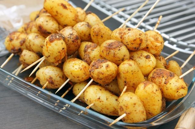 А из молодого картофеля сейчас можно приготовить самые вкусные блюда.
