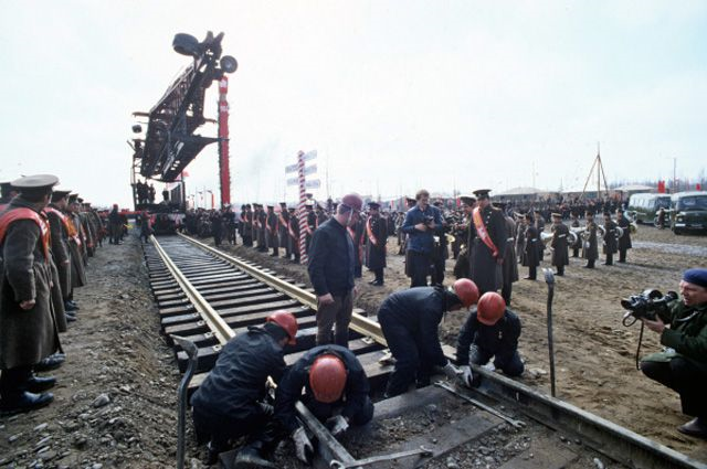 Торжественная стыковка последнего звена железнодорожного полотна на восточном участке Байкало-Амурской магистрали. 1984 год.
