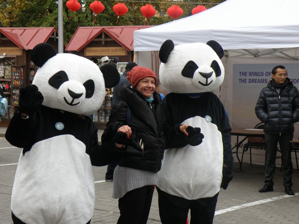 Полюбившимися персонажами в тот день стали панды, которые считаются одним из символов Китая.