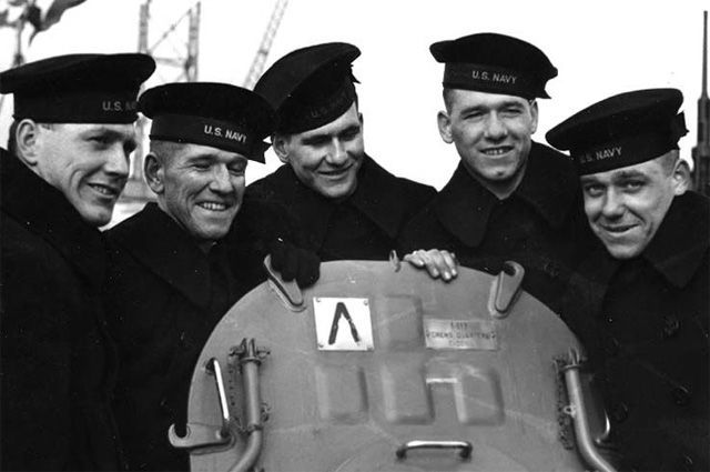 Братья на борту «Джуно». Слева направо: Джозеф, Фрэнсис, Альберт, Мэдисон и Джордж Салливаны.