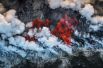 Потоки лавы из извергающегося вулкана Килауэа на Гавайских островах попадают в Тихий океан.