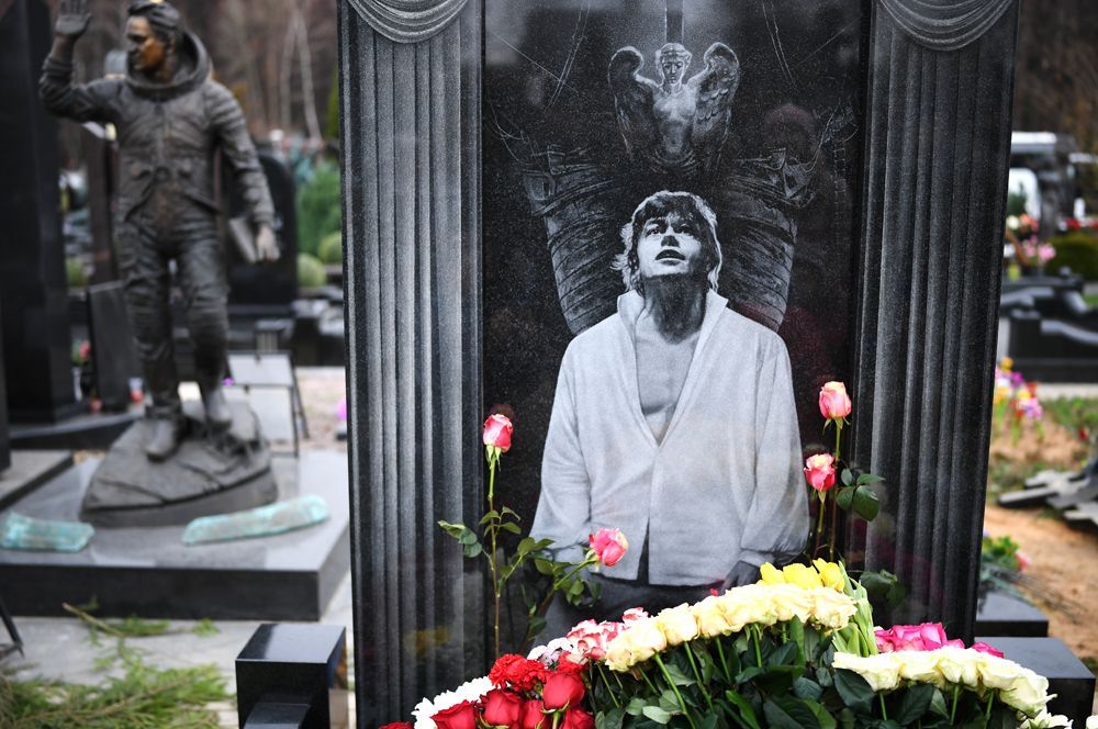 Памятник актеру Николаю Караченцову на Троекуровском кладбище.