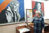  Галина Игнатович проводит экскурсию по музею Народной славы, где выставлены панно Нади Леже.