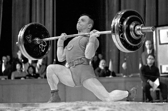 Чемпион мира 1963 года по тяжелой атлетике в легчайшем весе Алексей Вахонин.
