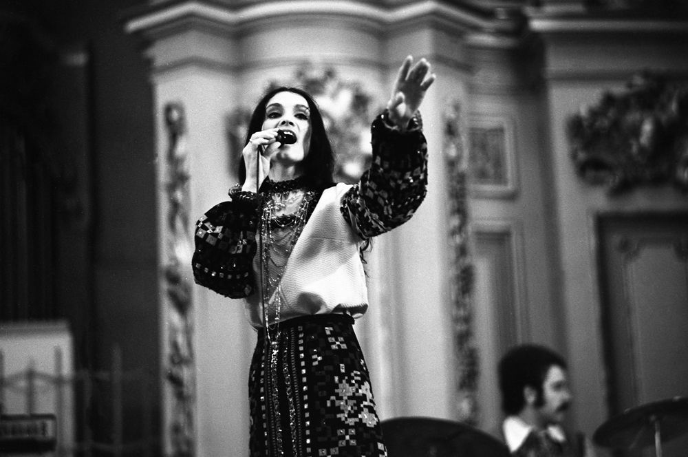 Солистка вокально-инструментального ансамбля «Червона рута» София Ротару, 1973 год.