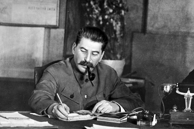 Иосиф Сталин в своем рабочем кабинете.