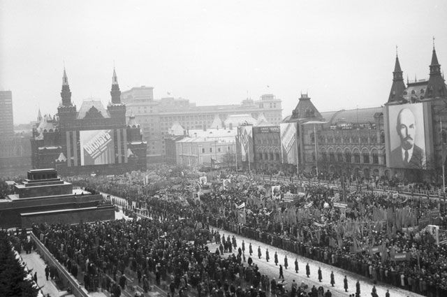 Демонстрация на Красной площади в Москве, организованная в рамках празднования Дня Великой Октябрьской Социалистической Революции. 1989 г.