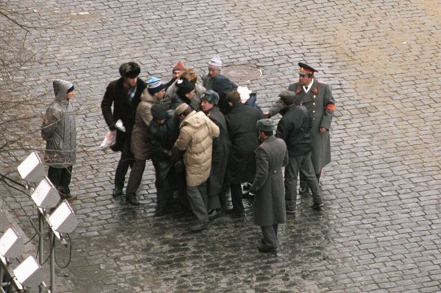 Милиция и прохожие задерживают на Красной площади жителя Ленинграда Александра Шмонова. Во время праздничной демонстрации он произвел два выстрела из обреза охотничьего ружья с намерением убить президента СССР Михаила Горбачева. 7 ноября 1990 года.