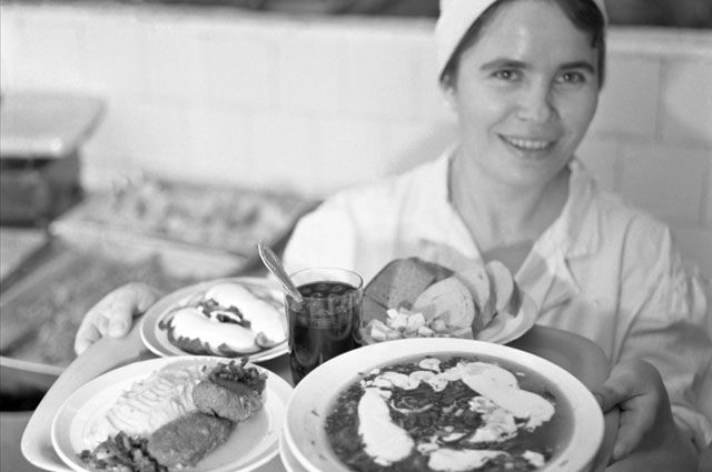 Советский Союз был единственной страной в мире, где здоровым питанием занимались на государственном уровне. На фото: диетическое питание в заводской столовой, 1982 г.