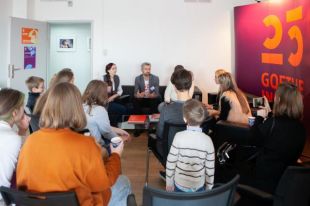 День открытых дверей в Институте имени Гёте, Якоб Рачек (в центре) общается с посетителями.