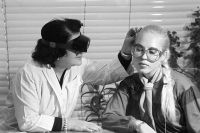 Врач М.К. Карапетян проводит консультацию пациентки перед операцией. Косметологическая клиника «Институт красоты» на Калининском проспекте, дом 25. 1980 г.