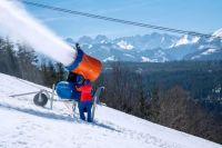 Гигантские вентиляторы распыляют воду, которая на морозе превращается в снег.