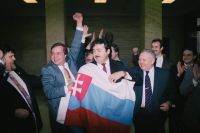 Депутаты словацкой партии SNS с флагом Словакии 25 ноября 1992 г., когда Федеральное собрание (парламент ЧСФР) приняло закон о разделении страны с 1 января 1993 г.