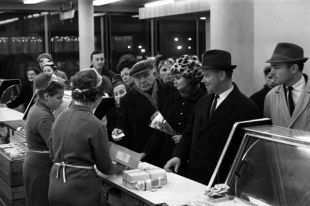 Продуктовый отдел «Государственного универсального магазина». 1967 г.