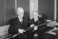 Джон Браунинг (слева) с винтовкой BAR.