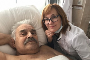 Дмитрий Георгиевич с Юлей в паллиативном отделении. Врач уже пришел в себя.