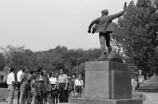 Памятник пионеру-герою Вале Котику в Шепетовке.
