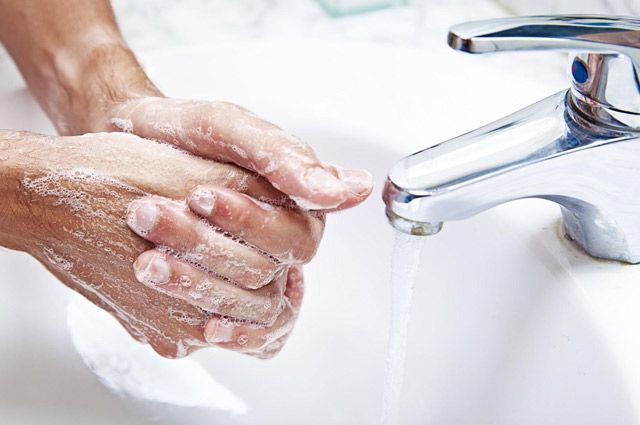 Мойте руки с мылом в течение 20-30 секунд.