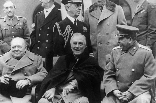 Уинстон Черчилль, Франклин Рузвельт и Иосиф Сталин.