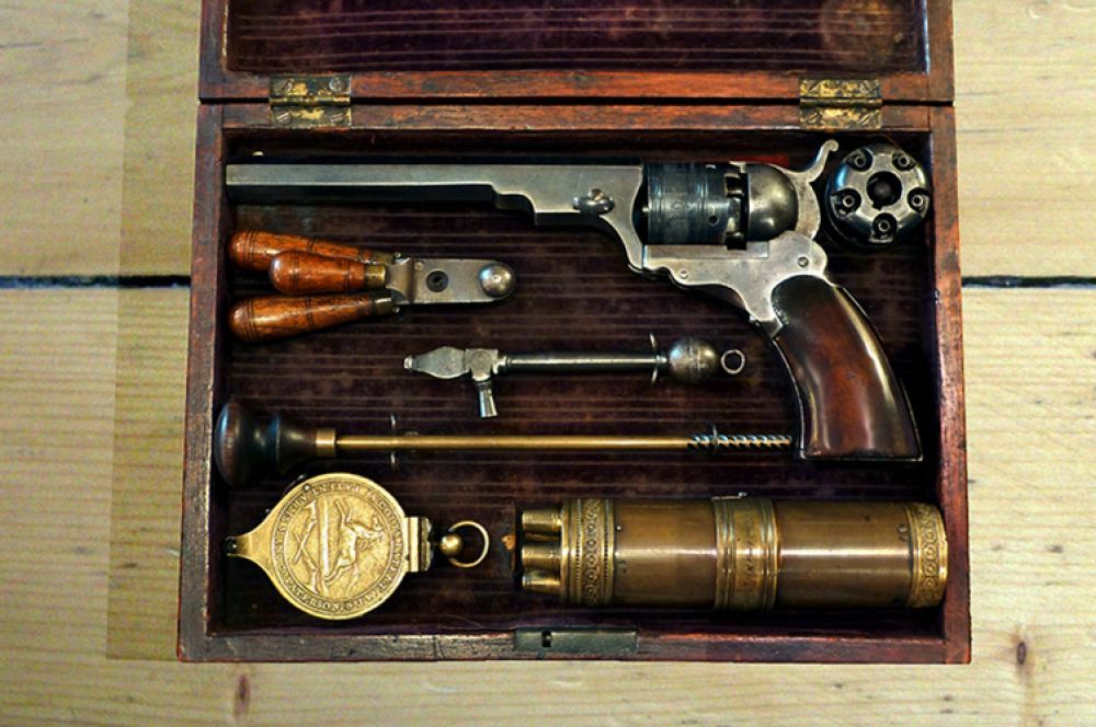 Первым револьвером изобретателя стал Colt Paterson. Он был назван в честь города, в котором Кольт развернул свою мануфактуру. Компания выпускала три типа Paterson - карманные, поясные и кобурные, отличавшиеся длиной ствола и калибром. В период с 1836 по 1842 годы было выпущено около 2 800 таких револьверов.