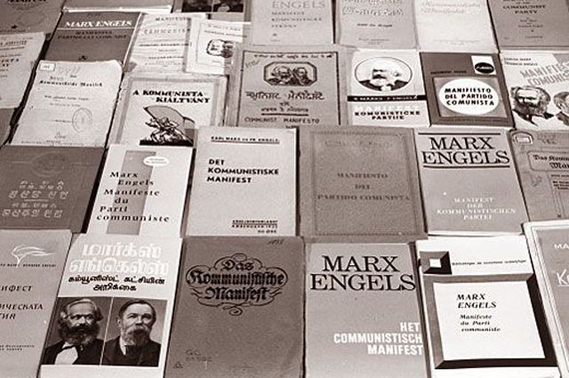Музей К. Маркса и Ф. Энгельса. Издание «Манифест коммунистической партии» на различных языках мира.