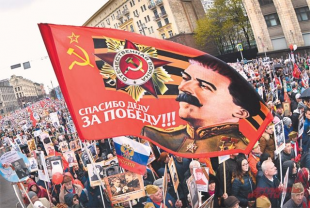 «Главная фигура умолчания в устах руководителей нашего государства на всех официальных мероприятиях, связанных с Победой, – это как раз фигура Сталина». На фото: шествие «Бессмертного полка» в Москве. На нём носить изображение Верховного главнокомандующего никто не запрещает.