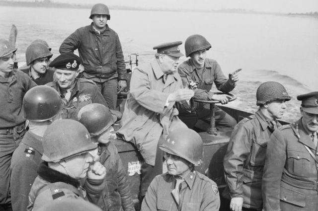 Черчилль пересекает Рейн, 25 марта 1945 года.