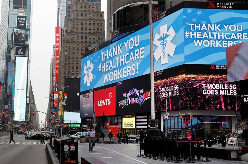 Благодарность работникам здравоохранения на Таймс-сквер в Нью-Йорке, США.