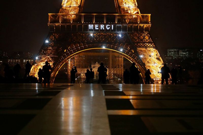 «Спасибо» на Эйфелевой башне в Париже, Франция.