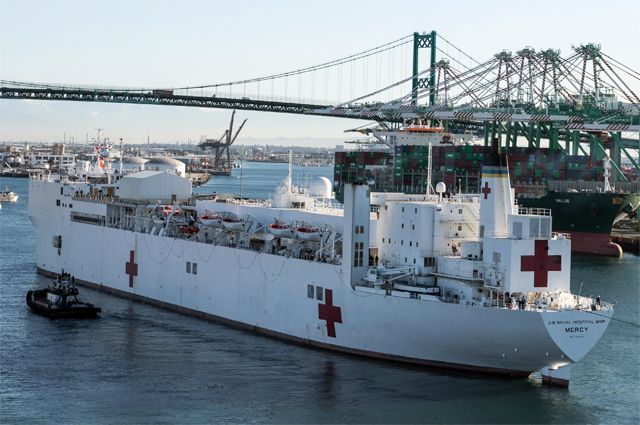 Плавучий госпиталь USNS Mercy прибыл в Лос-Анджелес.