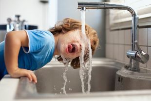 Лучше дать воде отстояться в течение 10 часов.