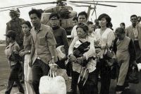 Вьетнамские беженцы на палубе корабля ВМС США, операция «Порывистый ветер», 1975 г.