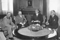 Мюнхенский сговор: Муссолини, Гитлер, Чемберлен.