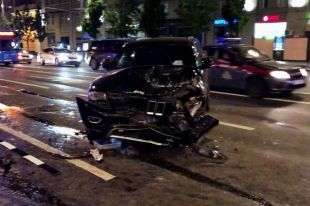 Автомобиль актера Михаила Ефремова на месте ДТП.