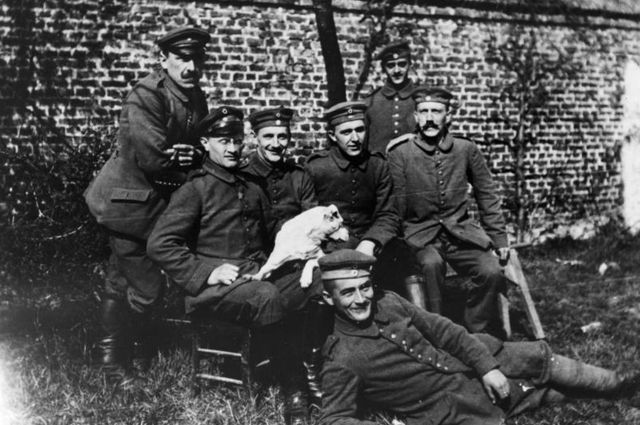 Гитлер (сидит справа) со своими армейскими товарищами из 16-го пехотного полка Баварского резерва (ок. 1914–1918).