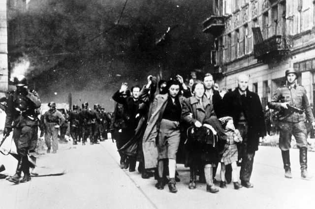 Жителей Варшавского гетто отправляют в лагерь смерти Треблинка. 1942 год.