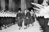 «Союз немецких девушек» приветствует «женскую секцию» испанских нацистов. Берлин, 1938 г.