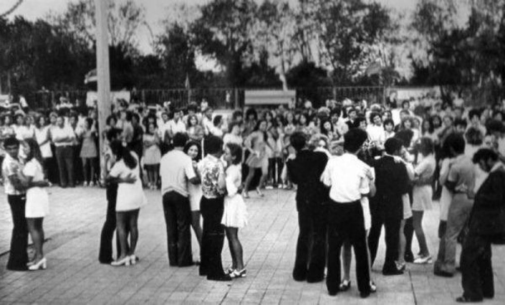 Танцплощадки были почти в каждом парке и возле Дворцов культуры – асфальтированные «пятачки» с лавочками по периметру и сценой. Билет стоил от 30 копеек и выше (в зависимости от города). Ажиотажные вечера.