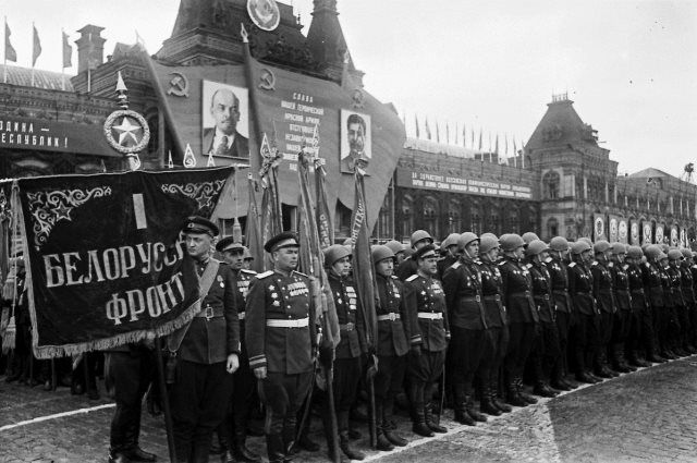 В числе лучших фронтовиков 1-го Белорусского фронта капитан Карибский был участником знаменитого исторического парада Победы в Москве на Красной площади 24 июня 1945 года.