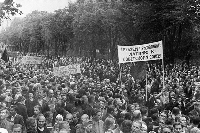 Демонстрация в Риге с требованием присоединения Латвии к СССР. Июль 1940 г. 