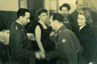 Маркус Клингберг с супругой обмениваются приветствиями с начальником обороны Израиля в 1953 году.
